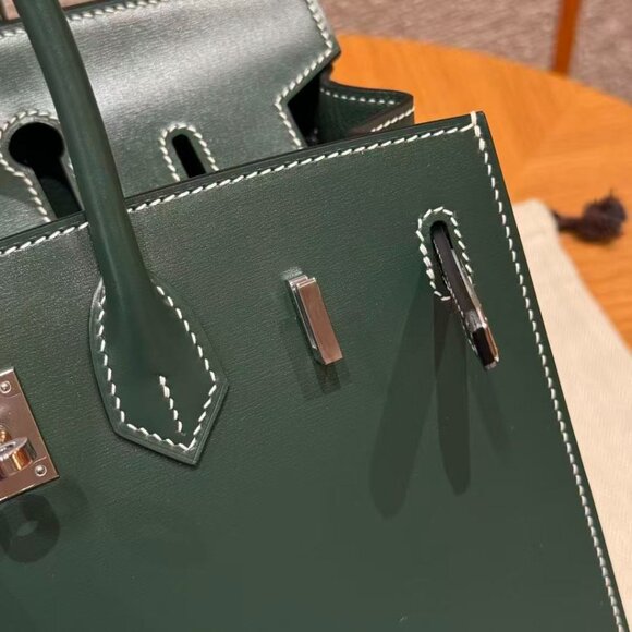 Classic Hermes Bag: A Stylish and Versatile Choice for Elegance - Picture 5 of 6